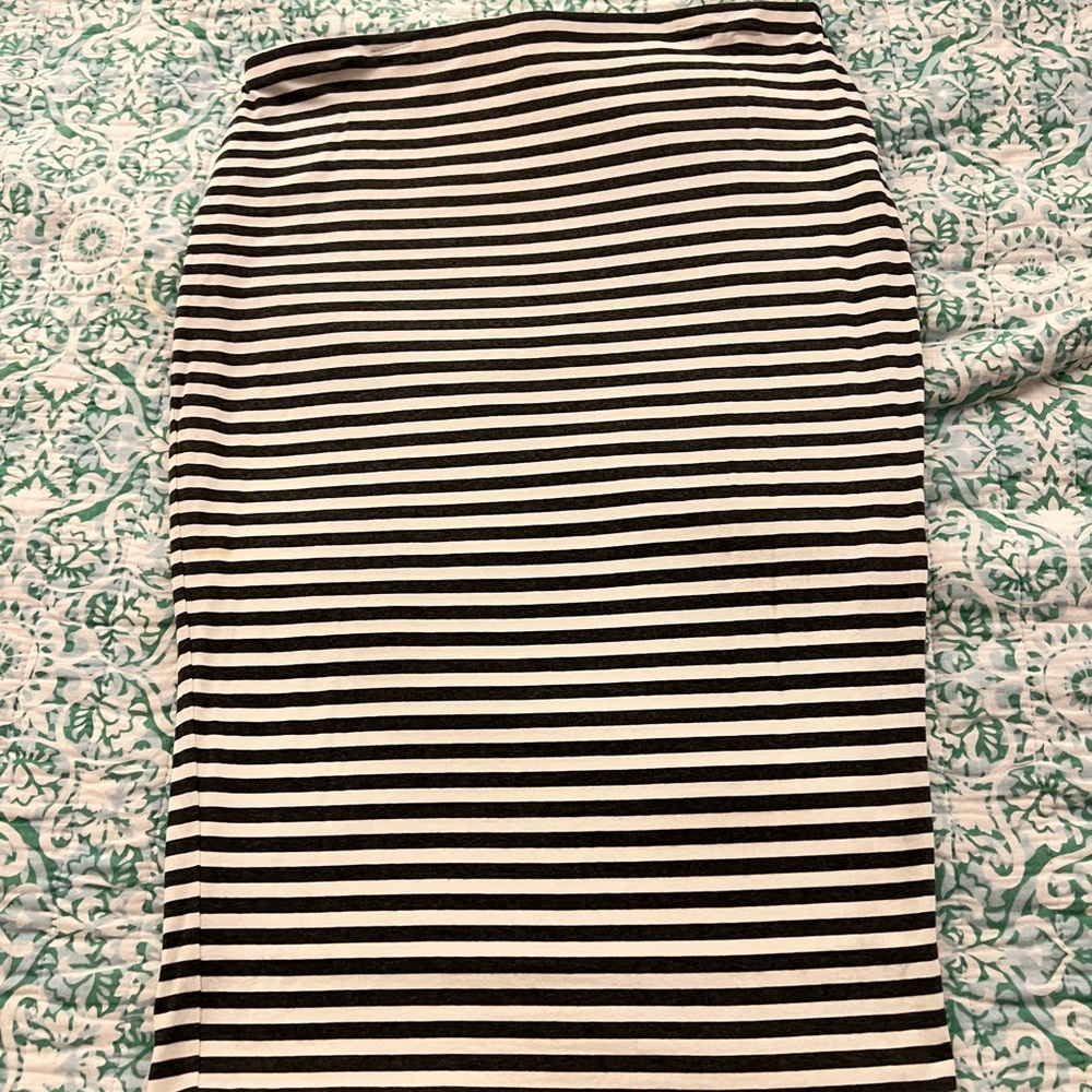 Vince Camuto White and Gray Ribbed Pencil Midi Skirt